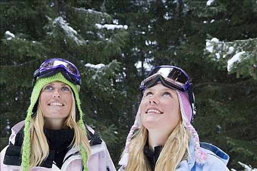 两个,年轻,金发,女人,戴着,滑雪服,树林