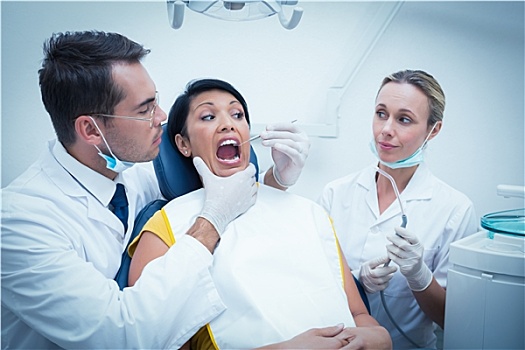 男性,牙医,协助,检查,牙齿