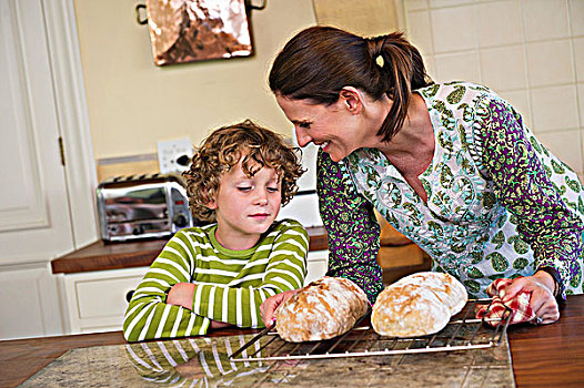 可爱,小男孩,母亲,烘制,面包,厨房