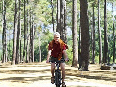 活力老人,男人,骑自行车,树林,微笑,正面,头像