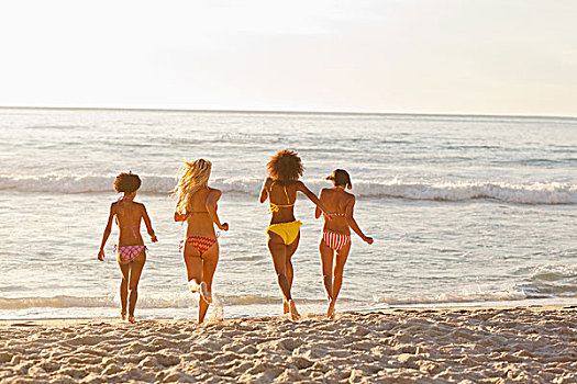四个女人,比基尼,跑,水,海滩