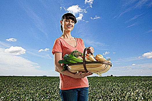 女人,土地,拿着,篮子,自产,蔬菜