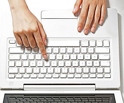双手操作笔记本电脑