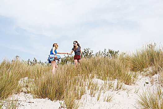 两个,美女,朋友,跑,握手,沙滩,沙丘