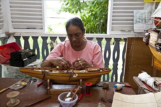 女人,制作,微型,帆船,工艺,乡村,工艺品,塞锡尔群岛,马埃岛,塞舌尔,印度洋,非洲