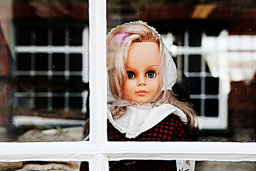 娃娃,望向窗外