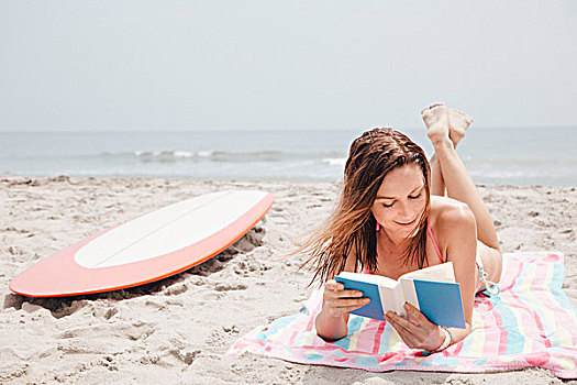 中年,女人,躺着,海滩,读,书本