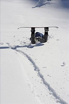下落,男性,滑雪板玩家,趴着,雪中