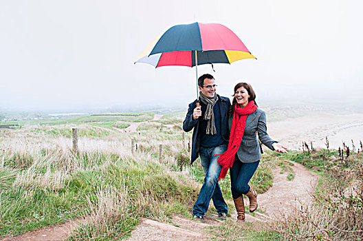 情侣,海岸,走,伞,德文郡,英国