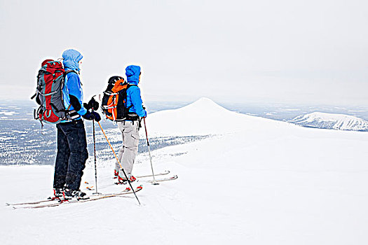 两个人,站立,积雪,山峦,滑雪,滑雪杖