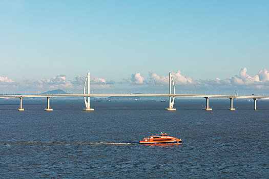 横跨珠江口海域伶仃洋上的港珠澳大桥