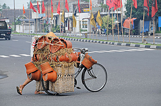 制陶者,运输,陶器,市场,自行车,日惹,中爪哇,印度尼西亚,东南亚,亚洲