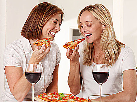 两个,高兴,女人,吃,比萨饼