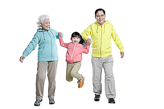 穿运动服的爷爷奶奶和孙女做加油的姿势