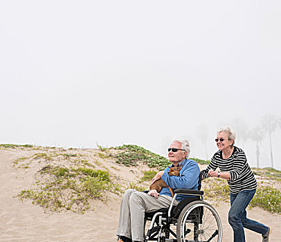 老年,女人,推,丈夫,轮椅,沙丘,干盐湖,光线,加利福尼亚,美国