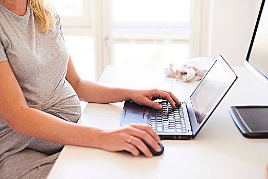 局部,怀孕,美女,书桌,打字,笔记本电脑