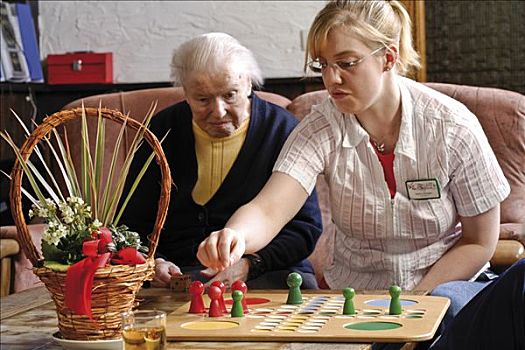 护理,玩,棋类游戏,老人,女士,养老院
