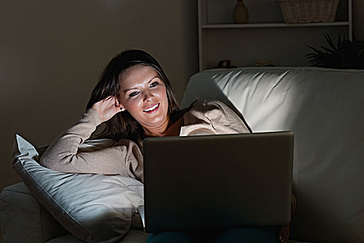 女人,躺着,沙发,笔记本电脑,夜晚,客厅