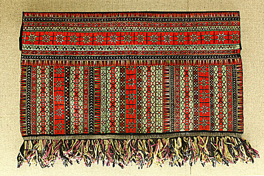 苗族剖绣花卉纹绣片,20世纪上半叶