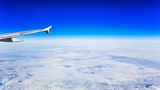 飞机飞行中的蓝天白云