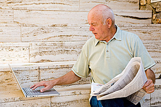 男人,读报纸,使用笔记本,电脑