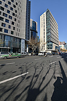 现代商务楼与马路