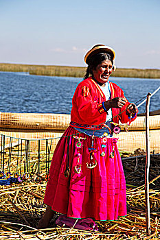 女人,秘鲁人,衣服,项链,传统艺术,上网,户外,浮岛,提提卡卡湖,秘鲁