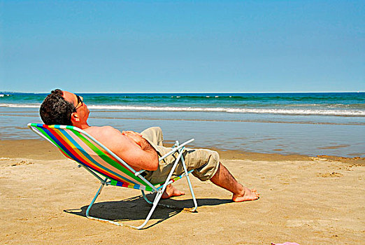 男人,放松,沙滩椅,海洋,岸边