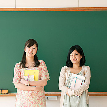 两个,微笑,女性,大学生,站立,正面,黑板