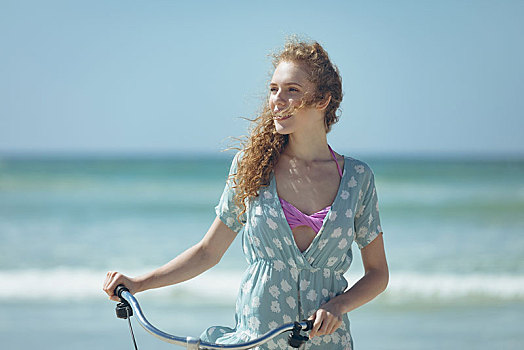 高兴,女人,拿着,自行车,海滩