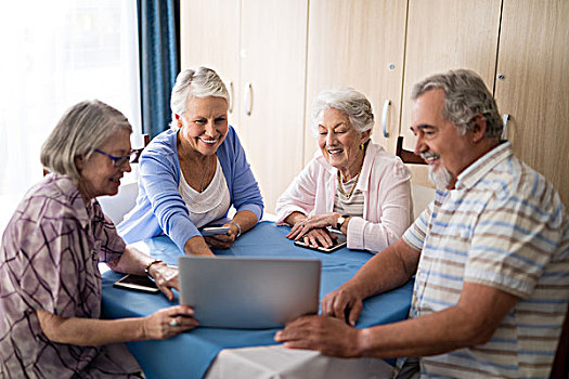 微笑,老人,展示,笔记本电脑,女人,桌子,老年之家