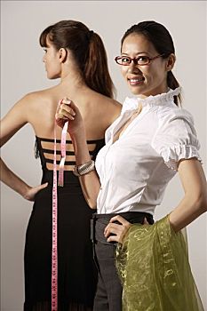 中国人,时装设计师,测量,连衣裙,看镜头,微笑
