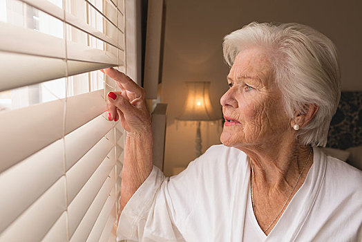 老年,女人,向窗外看,百叶窗