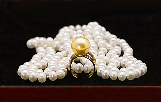 珍珠戒指和珍珠项链apearlfingerringandnecklacesstilllife