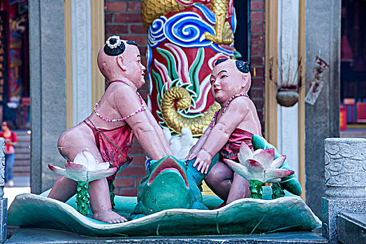 广东省汕头市天坛花园九天禅院大门外的双童戏蛙