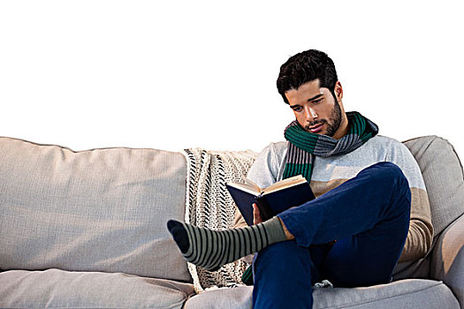 男人,坐,沙发,读,书本,白色背景