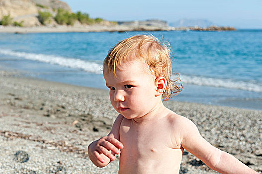 敞胸,幼儿,女孩,走,海滩,克里特岛,希腊,欧洲