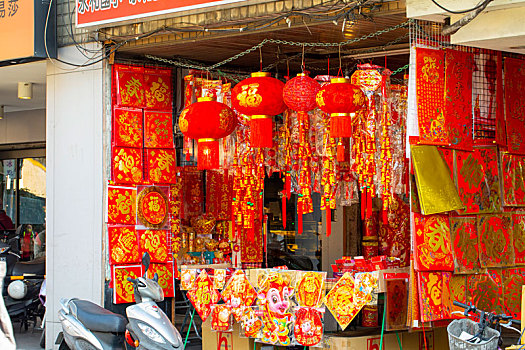 贩售中国春节传统饰品的摊贩