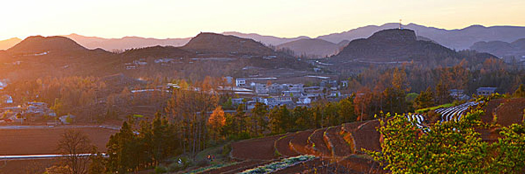 夕阳下的乡村美景,夕阳,乡村,美景,村庄,田园,山脉,树木,民居,壮观,陶泽祥摄