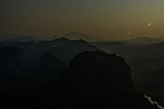 山,丹霞,河流,蓝天,黄昏,大气,田野,水电站,村庄,驴友,旅行,地质公园,丹霞地貌,绿色,灌木,树,草,水潭,素材,平面设计