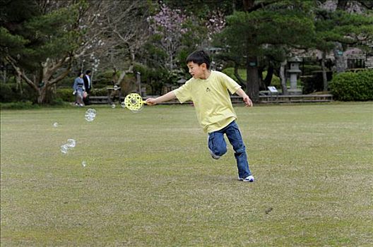 日本人,男孩,吹泡泡,跑,京都,日本,亚洲