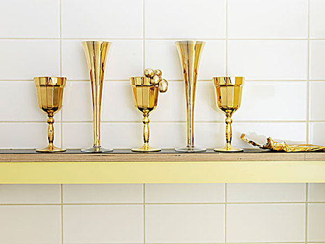 金色,葡萄酒杯,香槟酒杯,架子,瓷砖墙