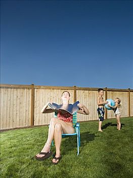 女人,日光浴,草坪椅,男孩,女孩,玩,院子