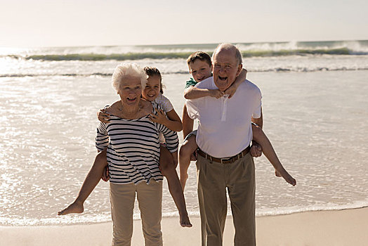 高兴,祖父母,给,驮负,孙辈,海滩