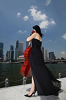 女人,拿着,大提琴,看,城市天际线