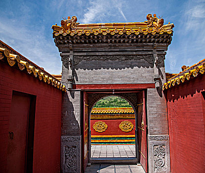 山西忻州市五台山菩萨顶寺院侧门