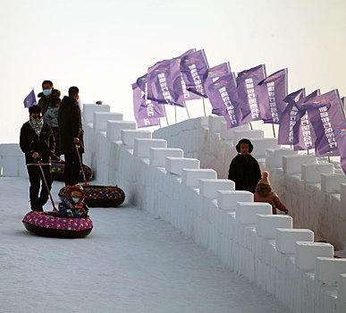 新疆哈密,元旦滑雪喜过节