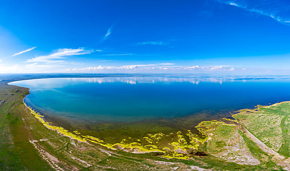 青海湖夏季风光航拍全景图