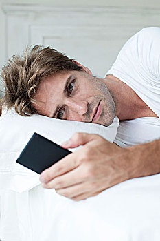 男人,卧,床上,智能手机