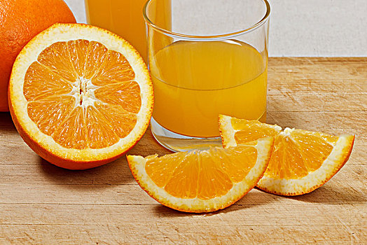 橙子和橙汁及切片
